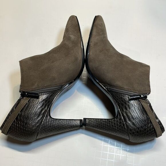 Bandolino woman’s dark taupe suede/leather side zip booties. Size 9.5. - Picture 7 of 9
